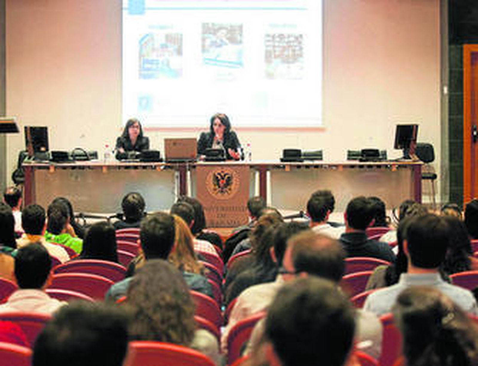 La sala del Complejo Administrativo Triunfo se llenó ayer durante las jornadas.