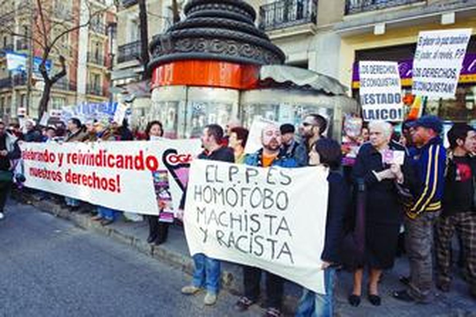 Manifestación de homosexuales, ayer ante la sede del PP.