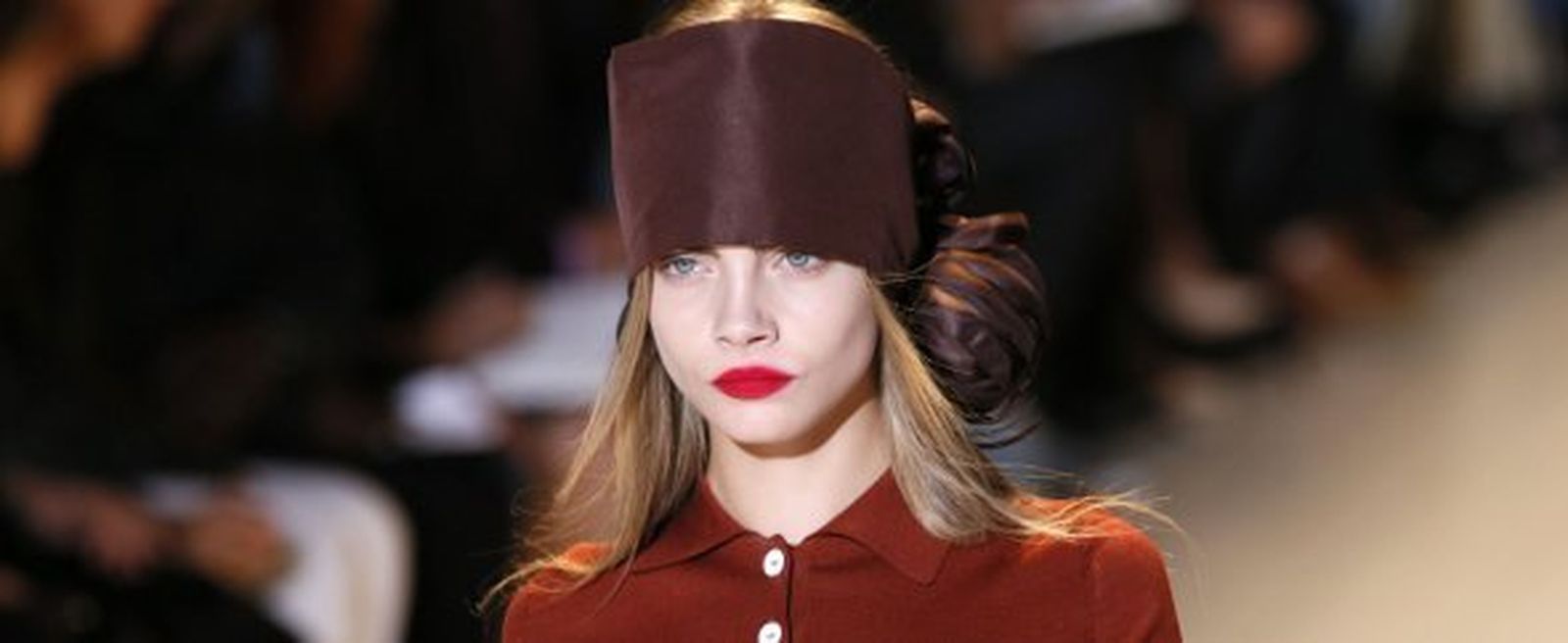 La modelo desfilando con la colección primavera-verano 2013 de Moschino.