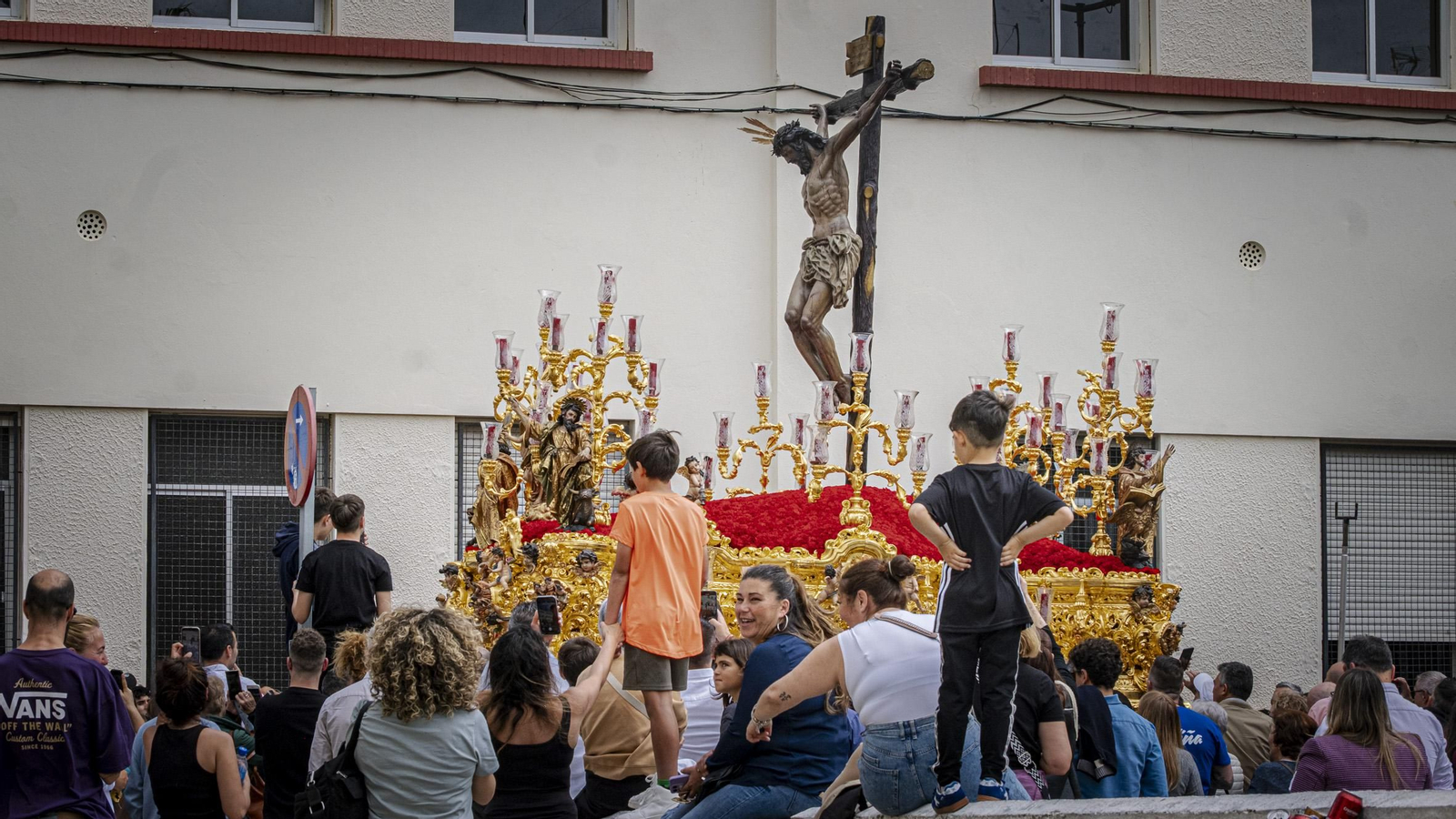Imágenes de la salida de La Palma en la Semana Santa de Cádiz 2025