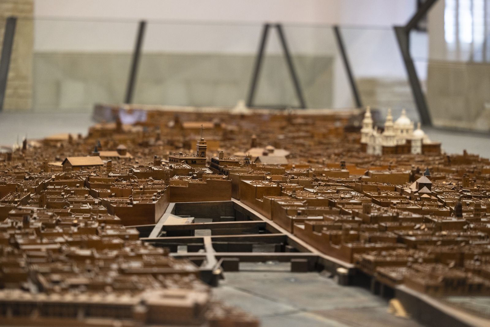 Imágenes del inicio de los trabajos de conservación y limpieza de la maqueta de Cádiz.