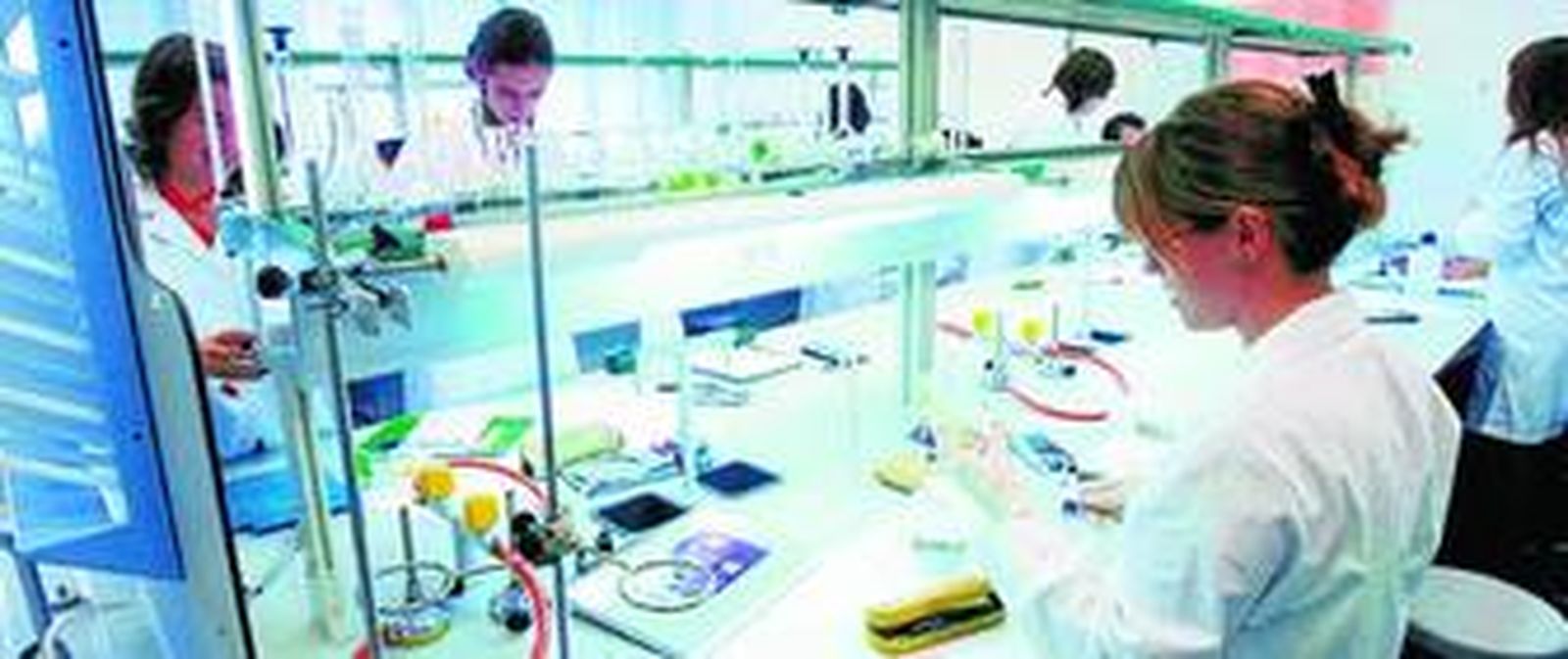 En la Universidad gaditana se desarrollan actualmente diversos proyectos de investigación que podrían verse afectados por los recortes provocados por la crisis.