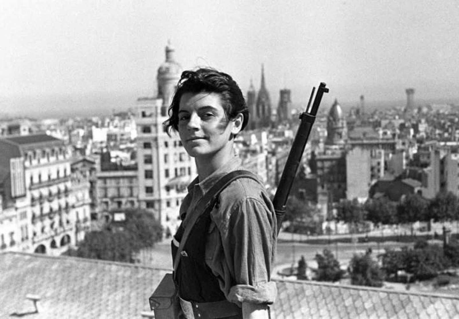 La miliciana Marina Ginestà posa con 17 años en la terraza del hotel Colón de Barcelona, el 21 de julio de 1936.