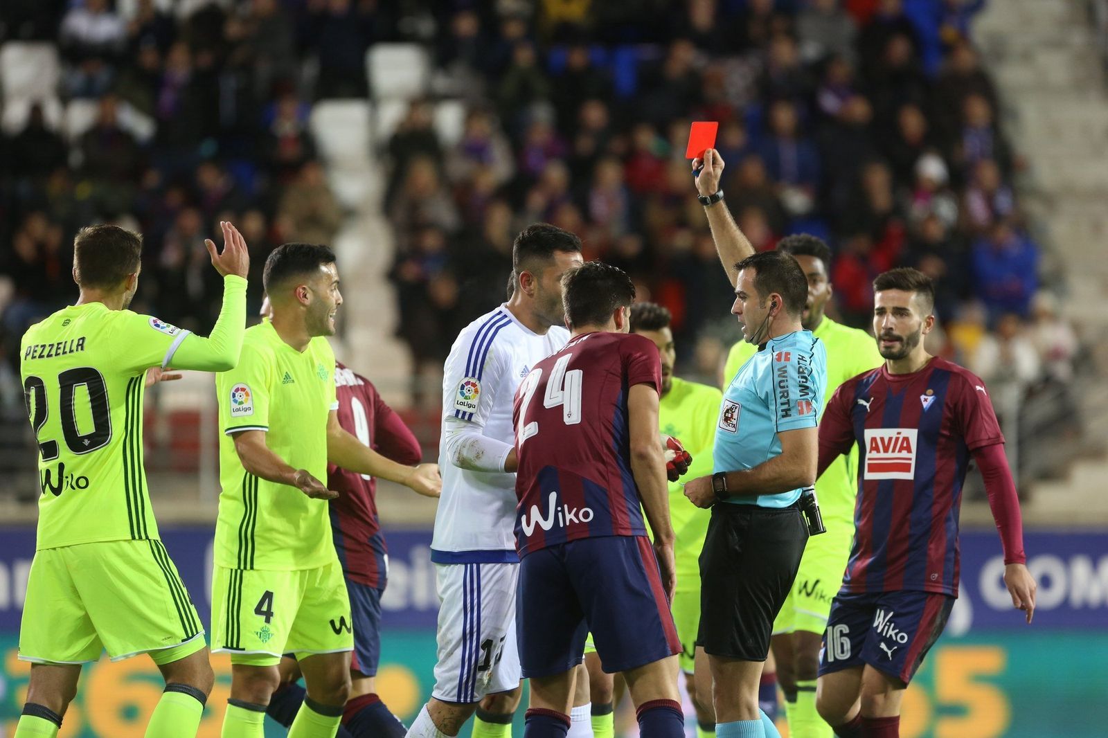 Ocón Arraiz, en el momento de enseñar la cartulina roja a Piccini.