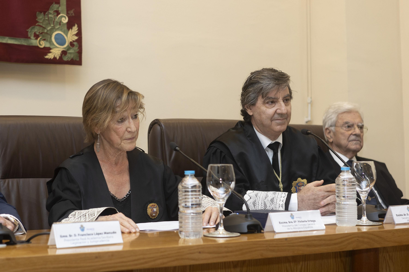 El penalista Francisco Baena Bocanegra recibe la medalla al mérito de la Abogacía Española. El penalista Francisco Baena Bocanegra recibe la medalla al mérito de la Abogacía Española.