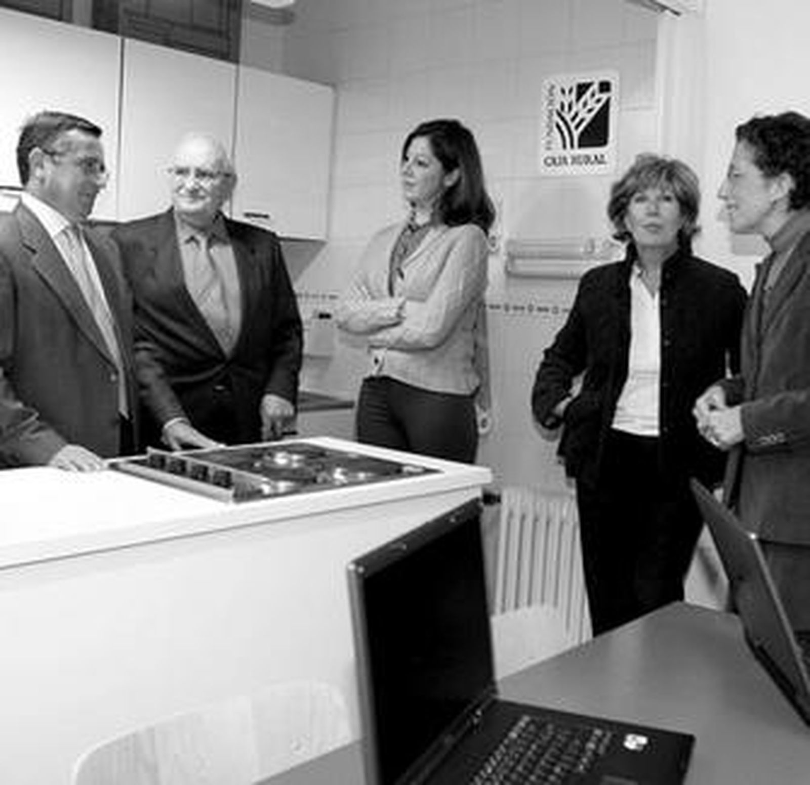 Los asistentes a la visita donde se dan clases a inmigrantes.