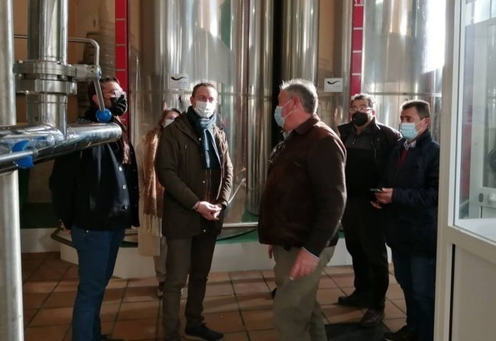 Un momento de la visita a la cooperatiav de San Antonio Abad de Obejo.