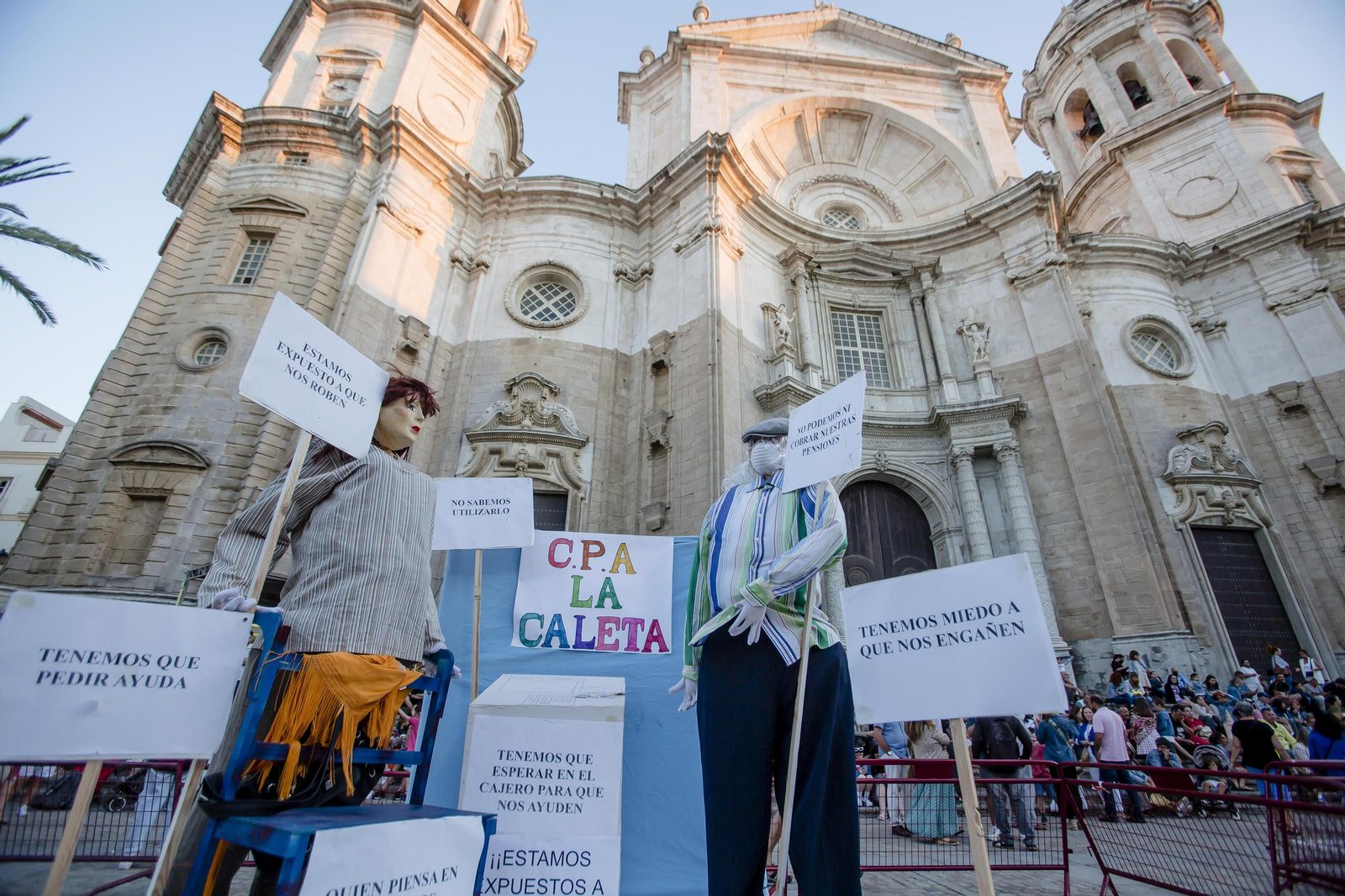 Noche de San Juan en Cádiz: Imágenes de la quema de los juanillos