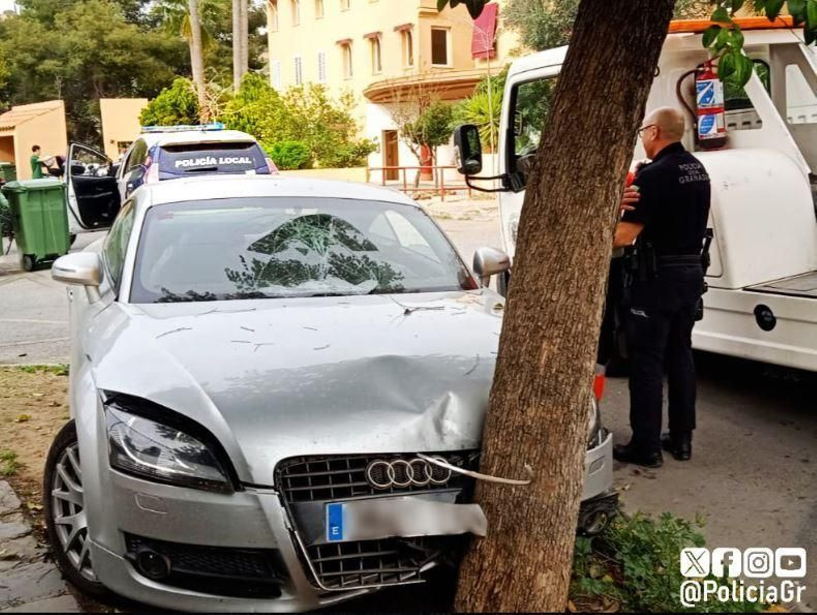 Vehículo estrellado contra un árbol tras protagonizar un atropello previo