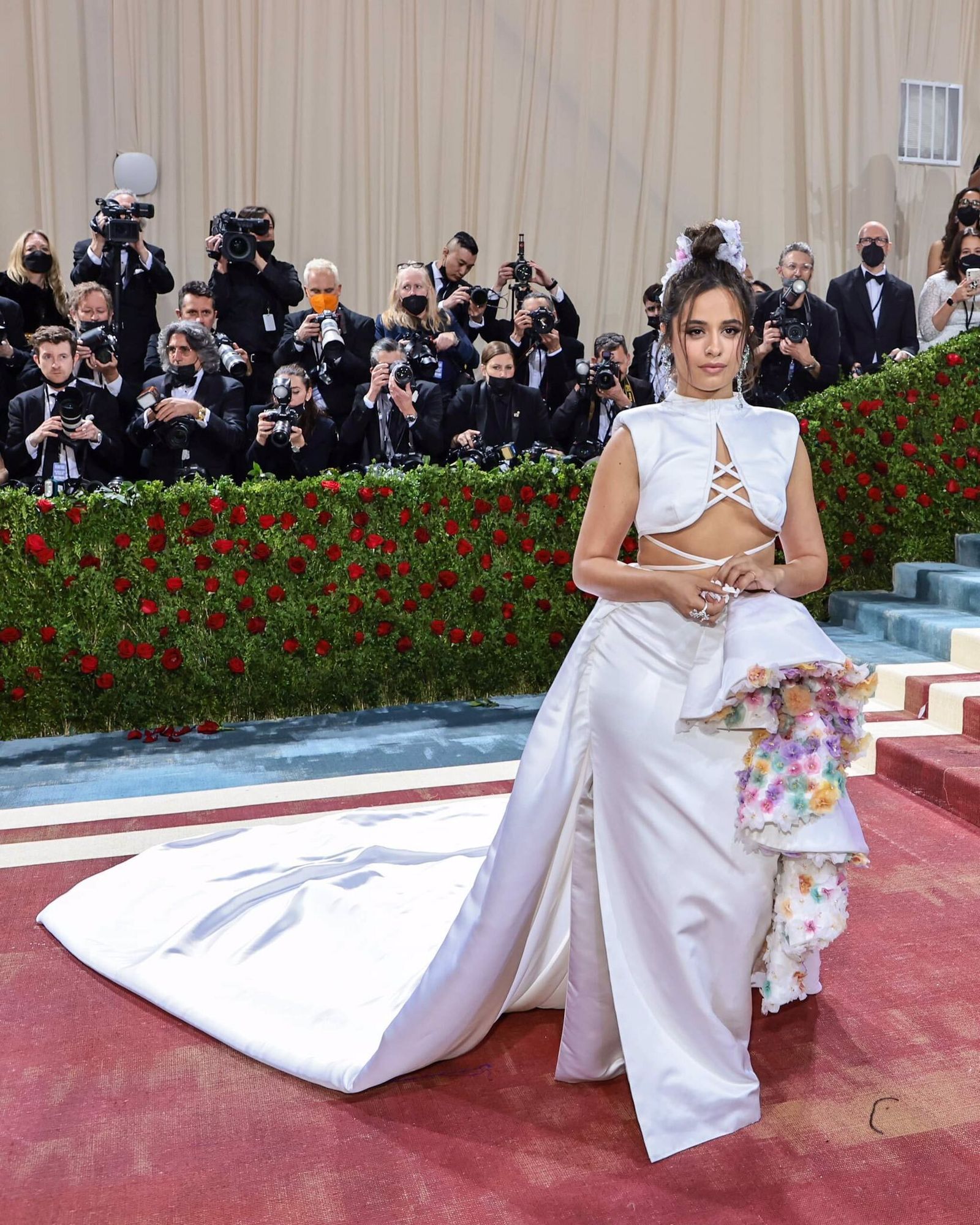 La cantante Camila Cabello con un sensual, y cuestionado, vestido blanco de Prabal Gurung, poco favorecedor
