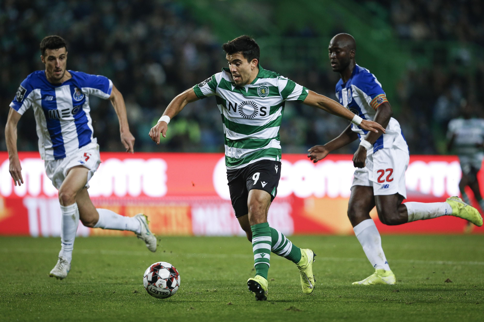 Acuña se apresta al disparo en el Sporting-Oporto de la pasada temporada.