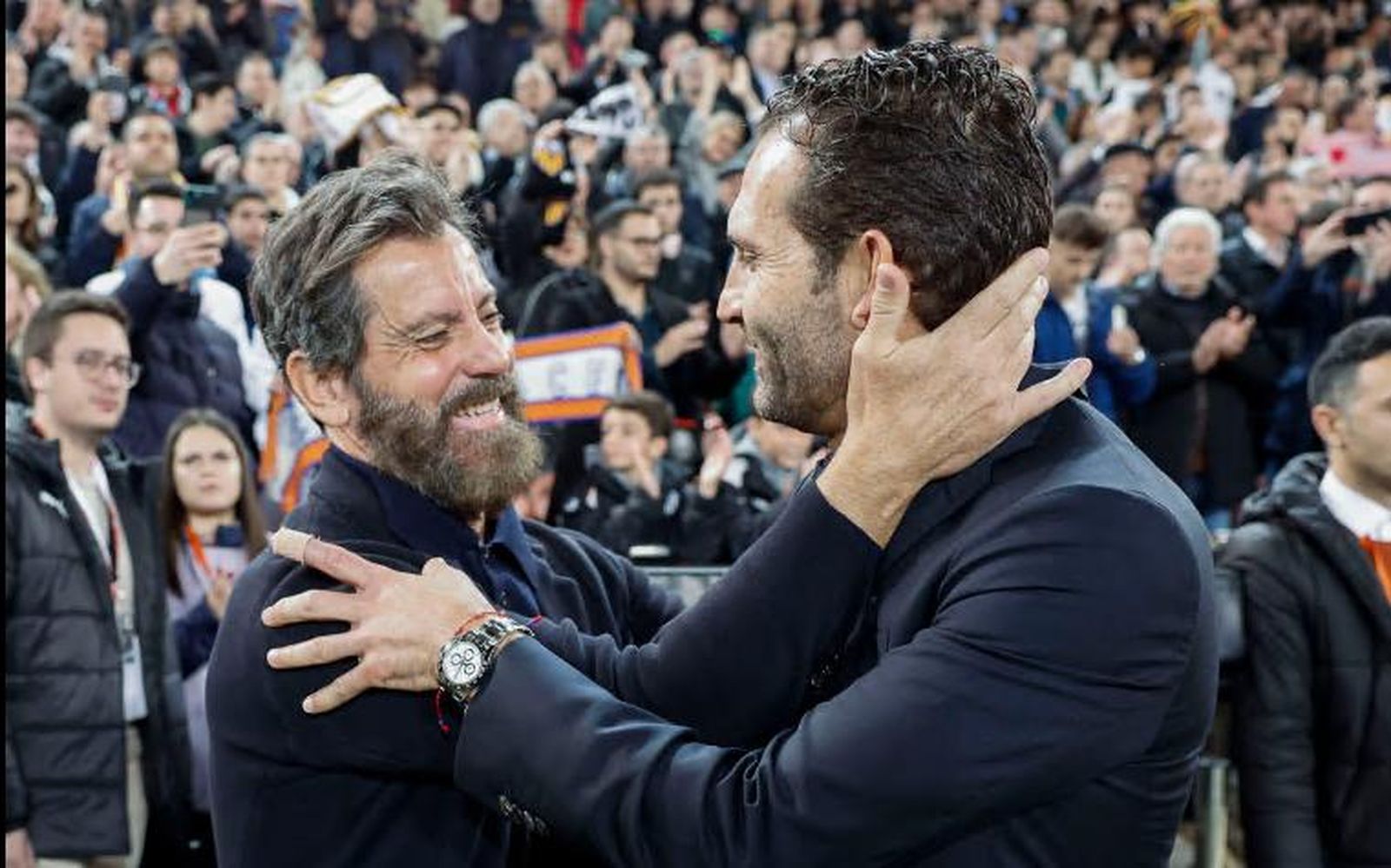 Quique saluda amigablemente a Rubén Baraja.