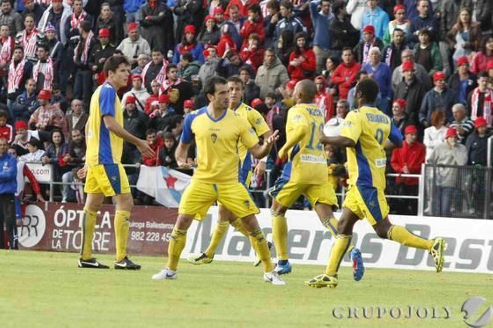 El gol de Óscar Pérez da vida a los amarillos pensando en la vuelta. 

Foto: LOF