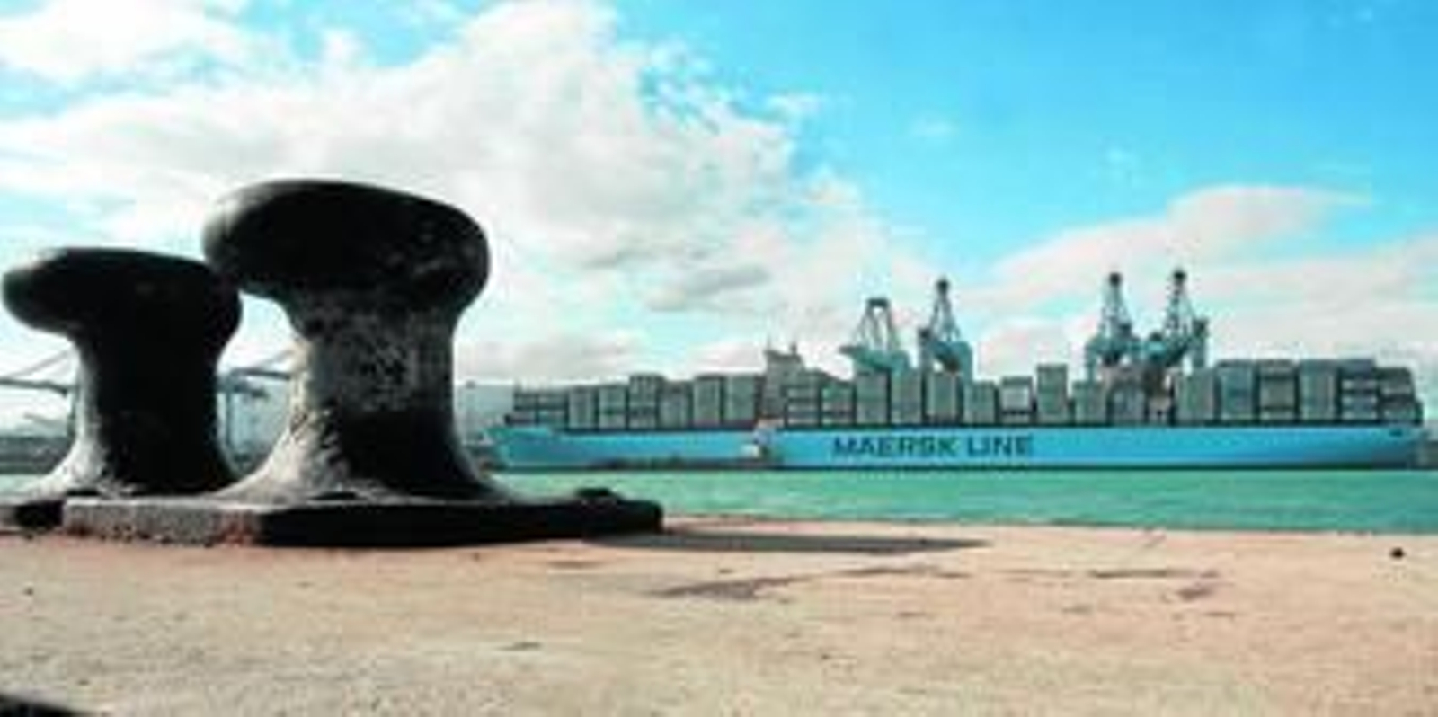 El 'Marie Maersk', en el muelle Juan Carlos I en su escala inaugural en el puerto Bahía de Algeciras.