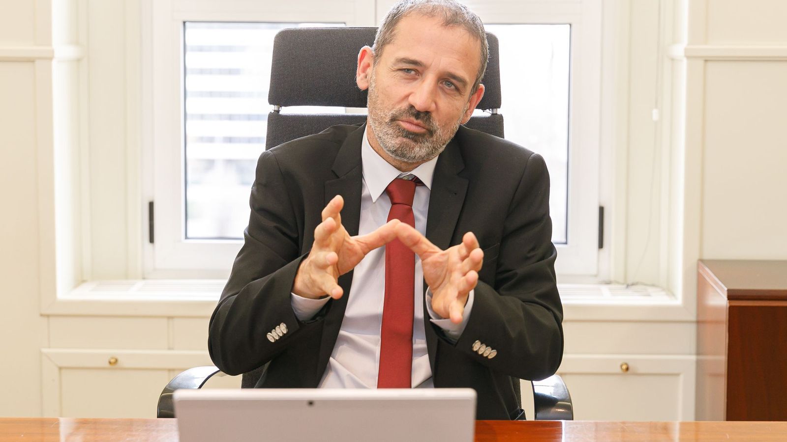 Xavier Flores, secretario general de Infraestructuras del Ministerio de Transportes, en su despacho.