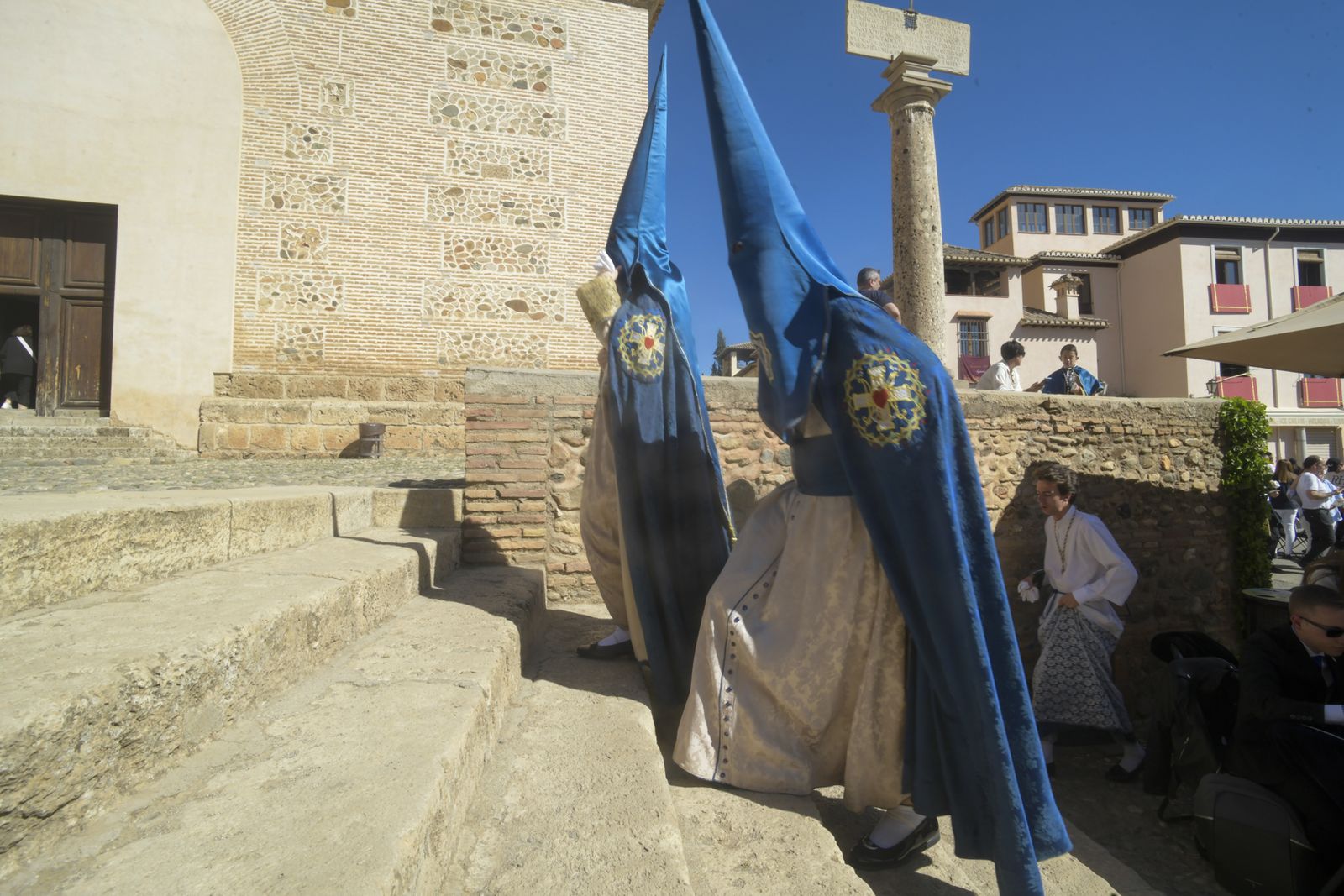 Las fotos de la salida de Santa María de la Alhambra y su bajada a Granada