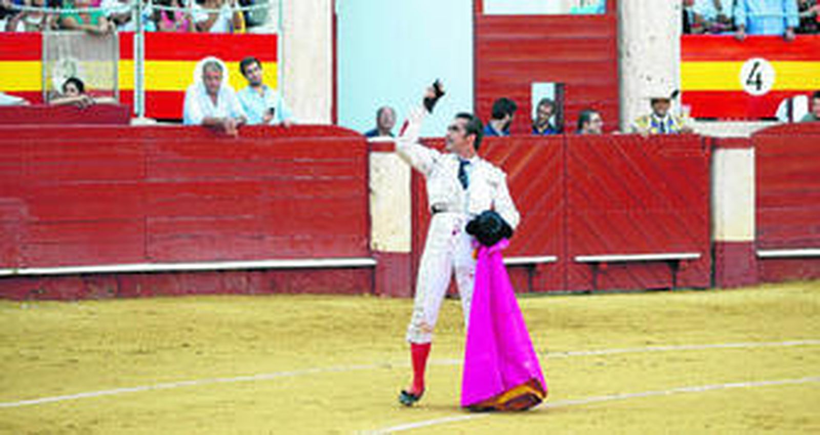 El Fandi, mostrando la oreja conseguida ante el segundo de la tarde, al que le cuajó dos buenos pares de banderillas.
