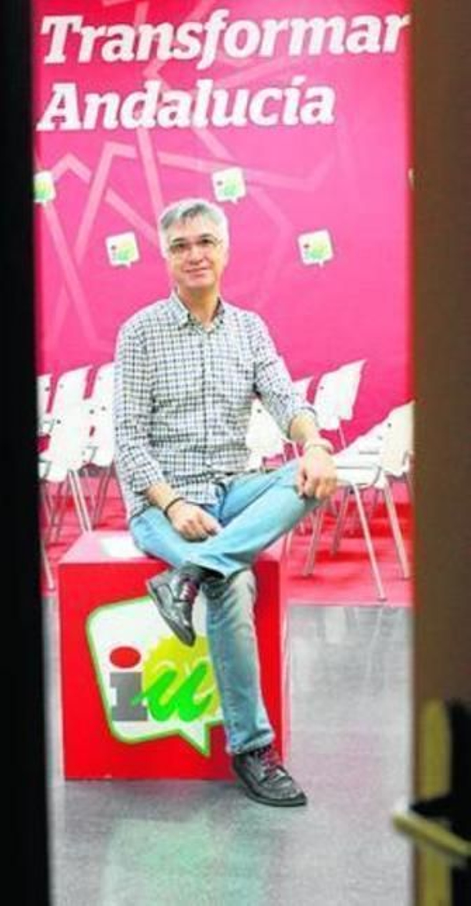El coordinador, fotografiado en la sede provincial de IU.