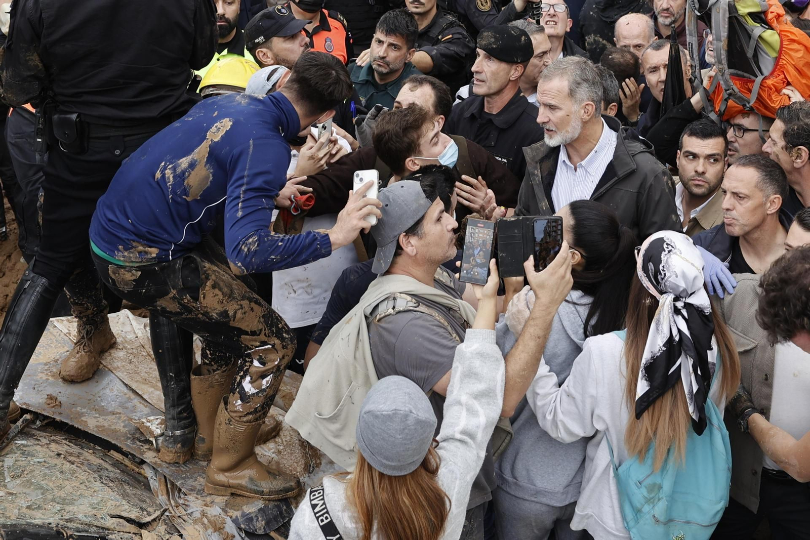 Tensa visita de la comitiva de los reyes al llegar al centro de Paiporta Tensa visita de la comitiva de los reyes al llegar al centro de Paiporta