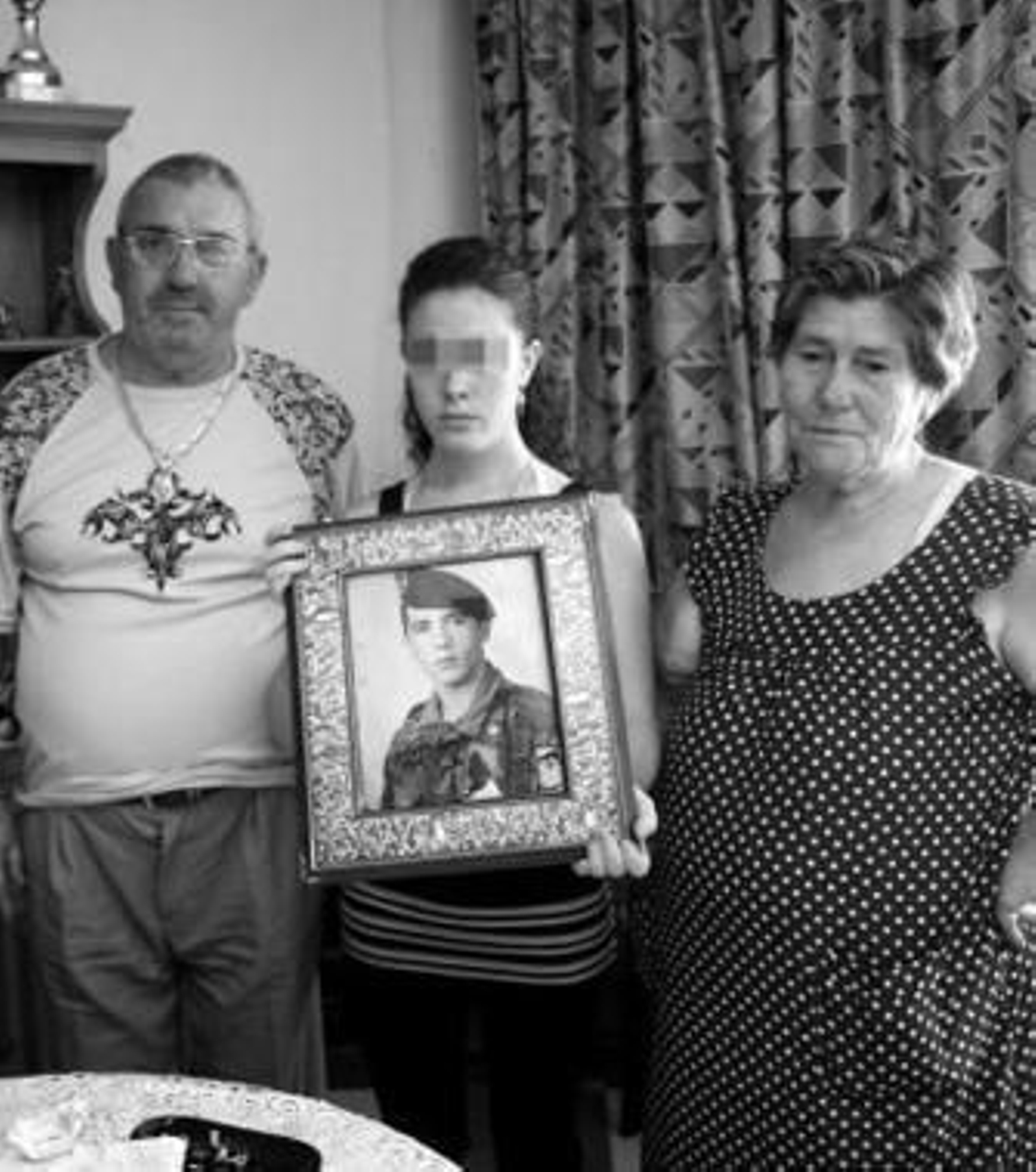 Los padres y una de las hijas de F.B. con su retrato.