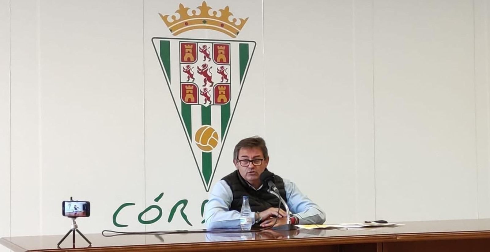 Javier González Calvo, en la rueda de prensa ofrecida en El Arcángel.