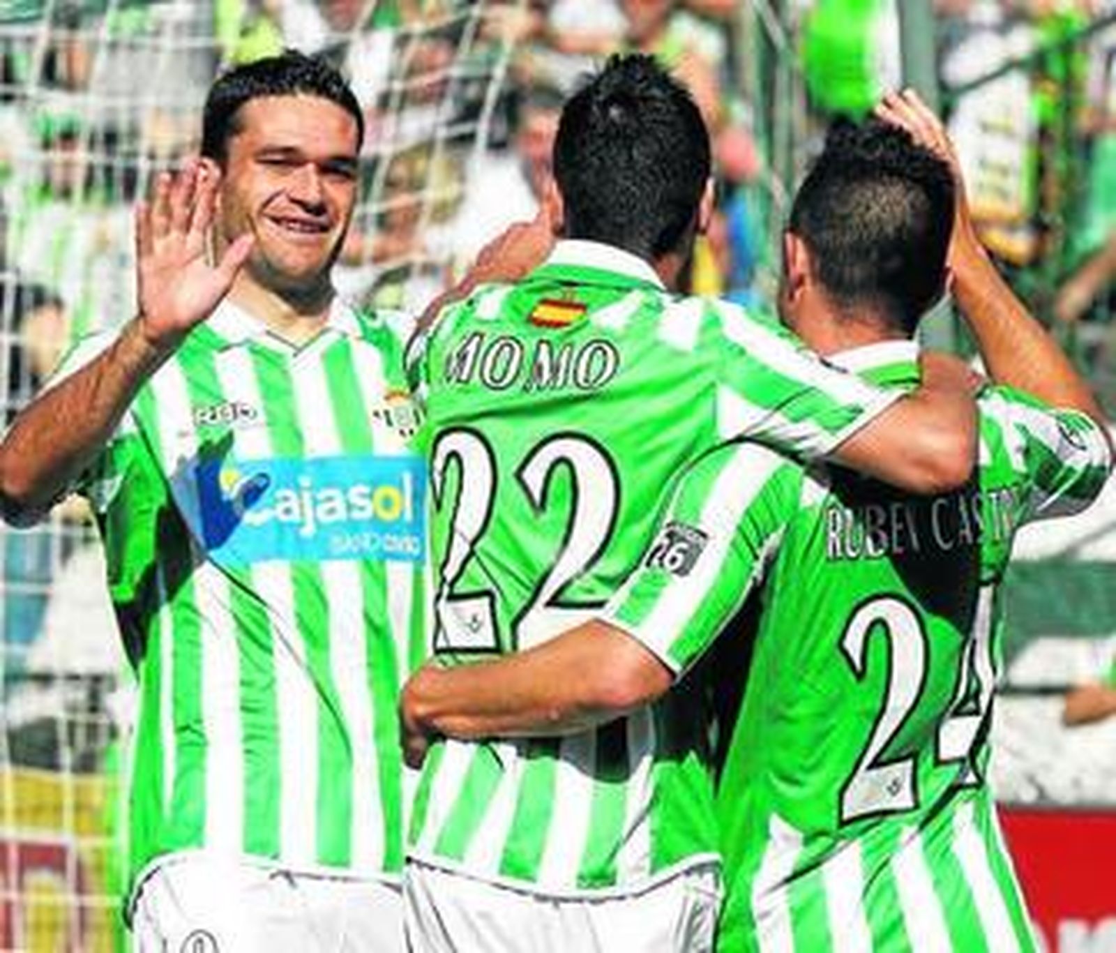 Jorge Molina, Momo y Rubén Castro festejan uno de los goles.