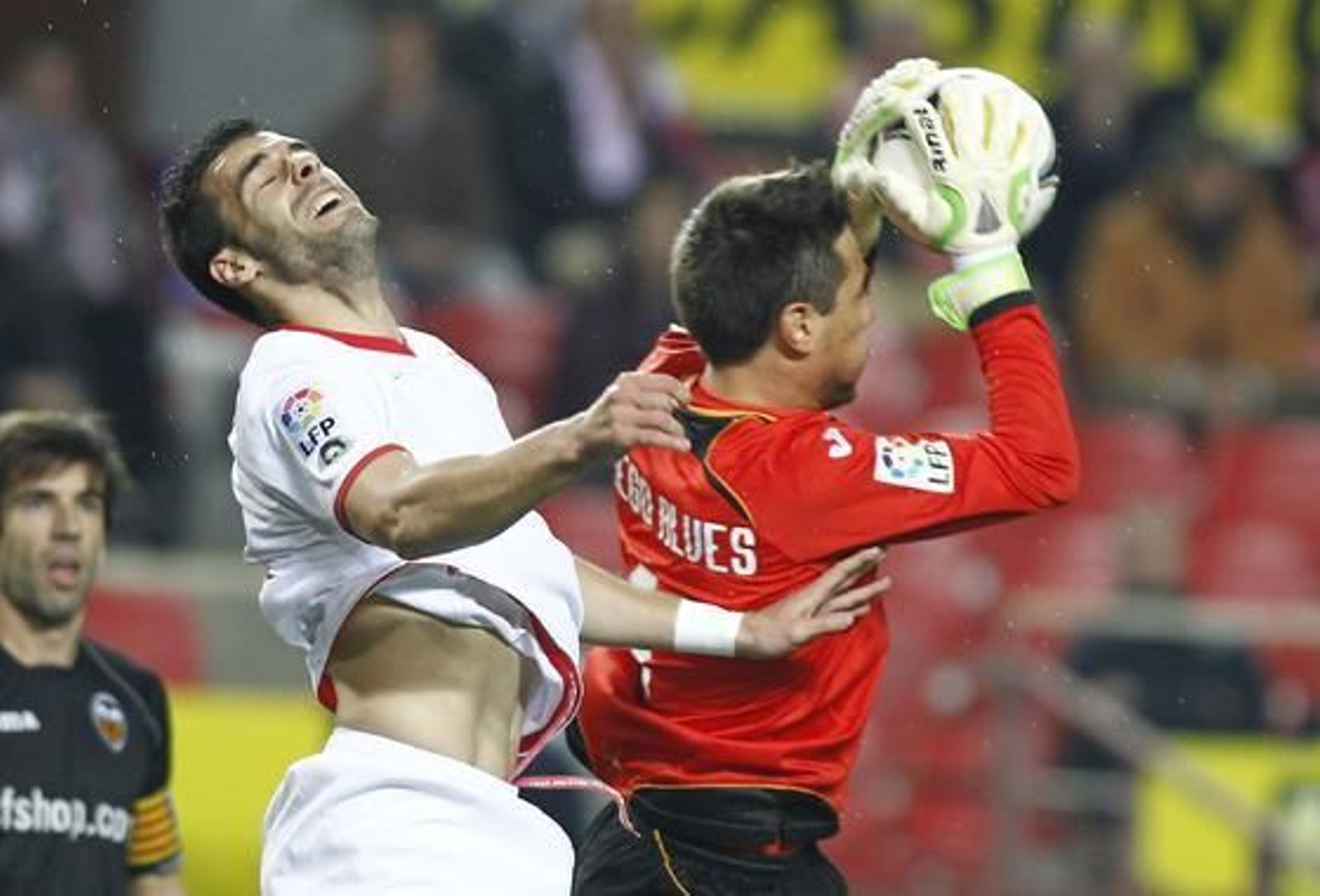 El Sevilla no puede remontar al Valencia en el Sánchez Pizjuán y queda eliminado de la Copa del Rey (2-1). / Antonio Pizarro