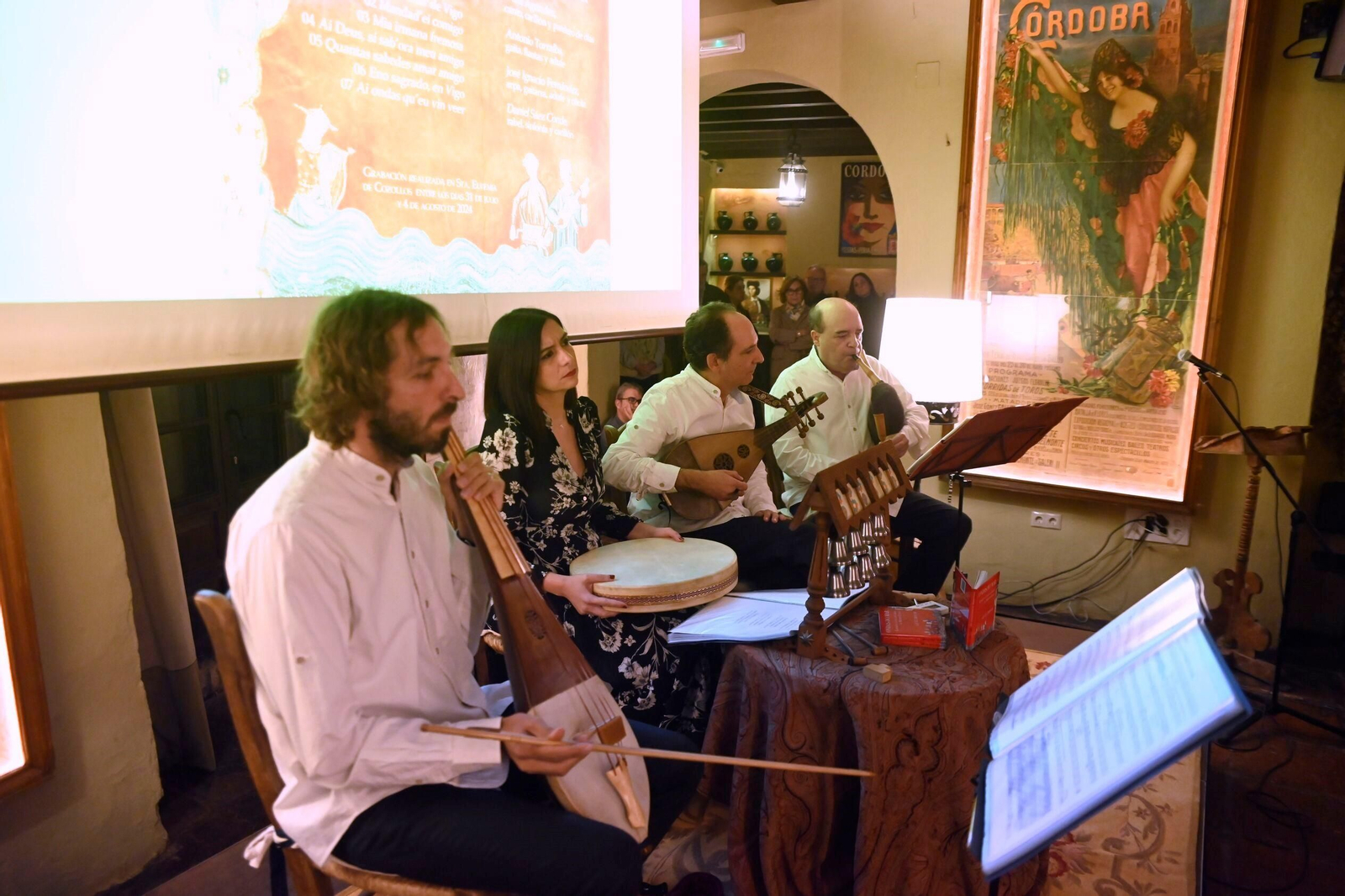 Las imágenes de la presentación del nuevo libro-disco de Aquel Trovar, 'Ondas do mar'