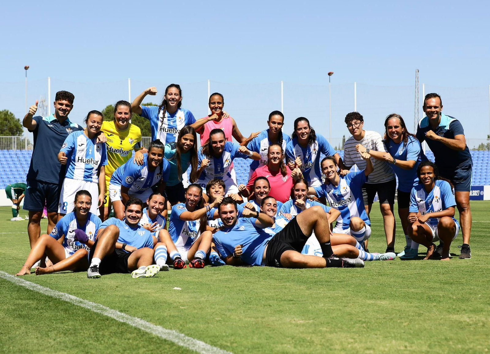 Las jugadoras del Sporting de Huelva celebran su goleada al Cacereño.