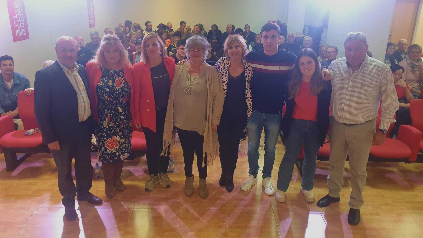 El equipo socialista que concurre a las elecciones arropado por el actual alcalde, José Segura, la socialista Adela Segura y la diputada nacional Sonia Ferrer.