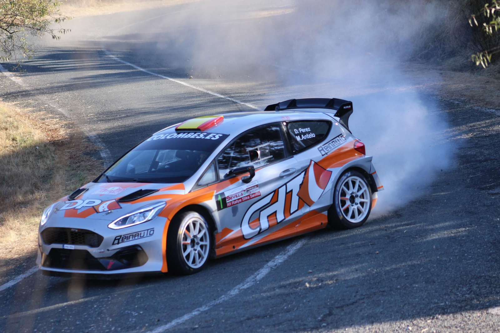 José David Pérez y Miriam Antelo realizan una curva durante uno de los tramos del circuito de la prueba del pasado fin de semana.
