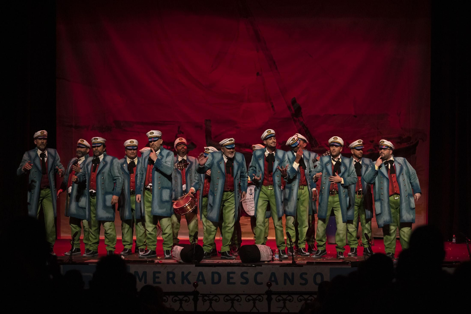 Imágenes de la actuación de la comparsa de Punta Umbría 'El último romántico' en el Carnaval Colombino