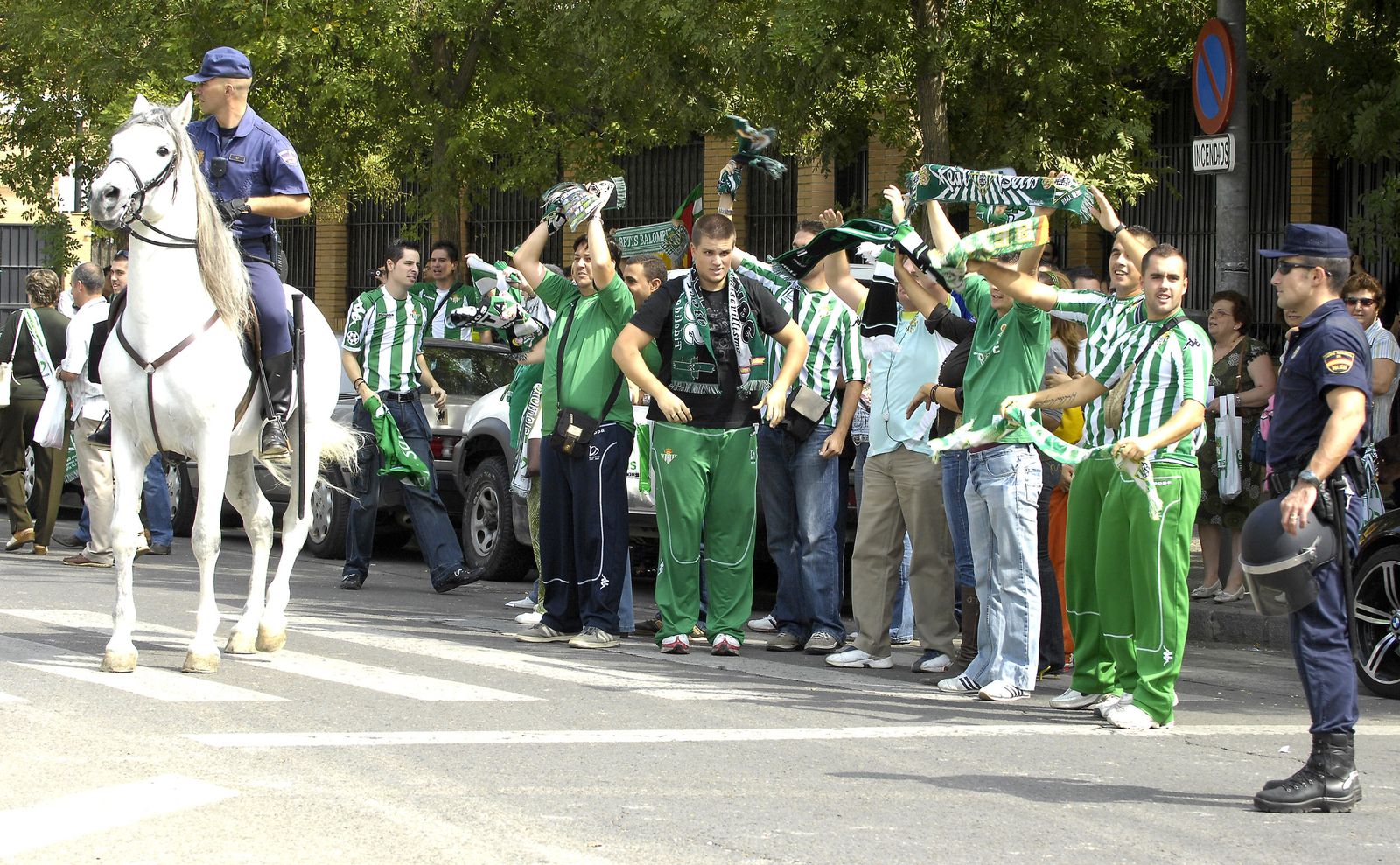 Policías vigilan los aledaños del Villamarín.