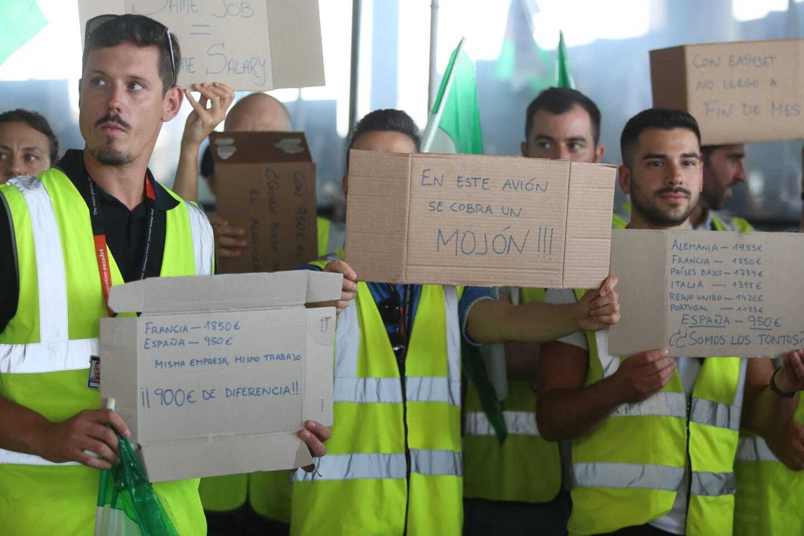 Tripulantes de cabina se manifiestan a las puertas del aeropuerto de Málaga.