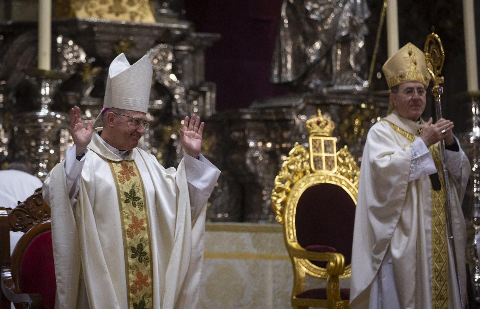Santiago Gómez en el saludo a los sacerdotes de Sevilla en su despedida en la Catedral  junto a Juan José Asenjo.