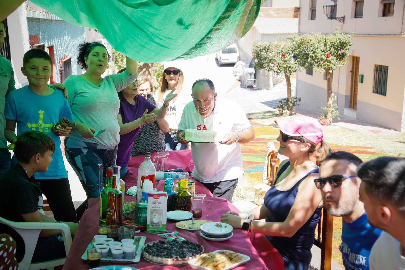 Así es la gran alfombra de serrín para que levite la Virgen de Fátima de Tíjola