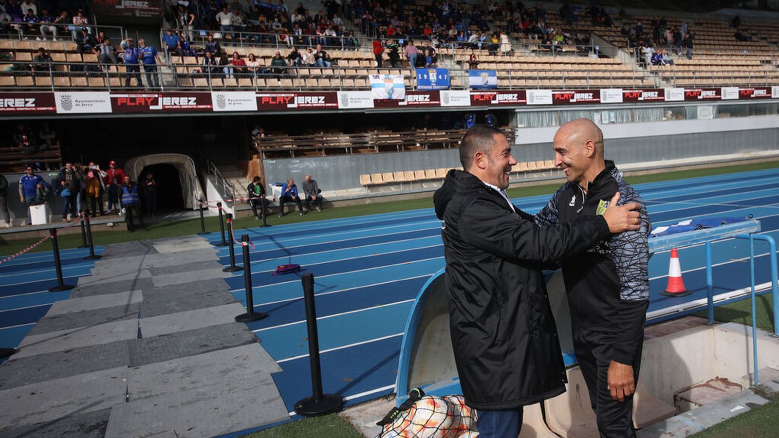 Jesule y Juan Carlos se saludan antes del partido.