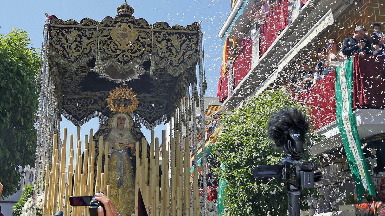 La Virgen de los Dolores se reencuentra con su barrio una tarde de Martes Santo