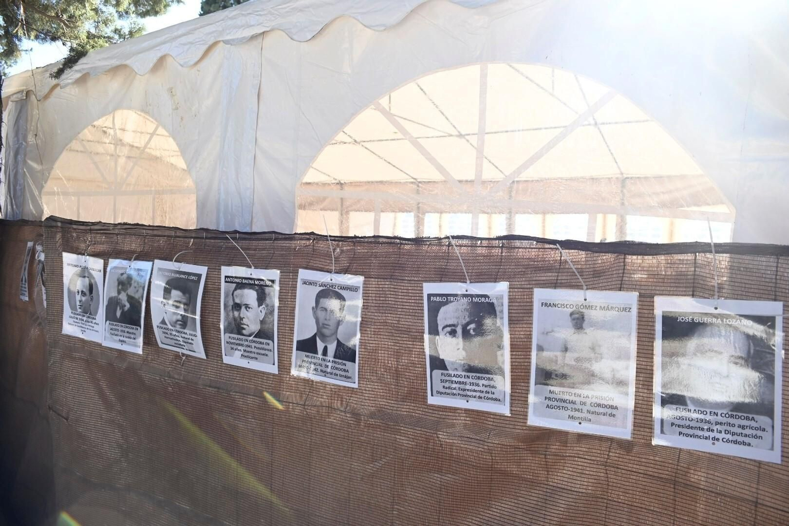 La plataforma Comisión de la Verdad recuerda a las víctimas del franquismo con un acto en el cementerio de la Salud, en imágenes