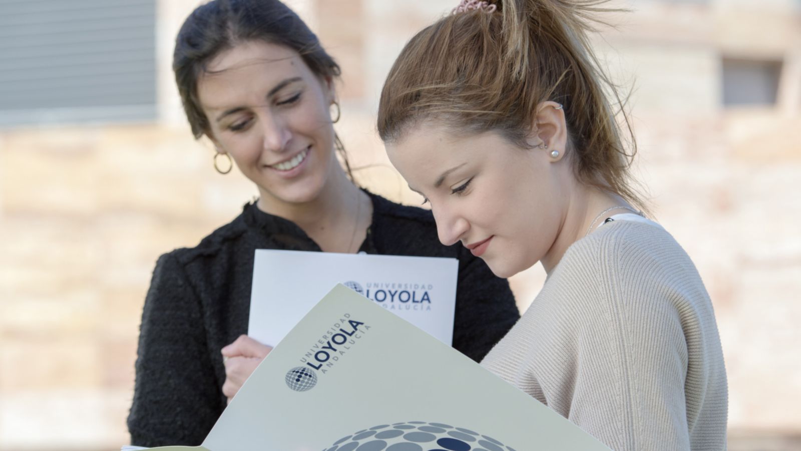 Alumnas de la Universidad Loyola.