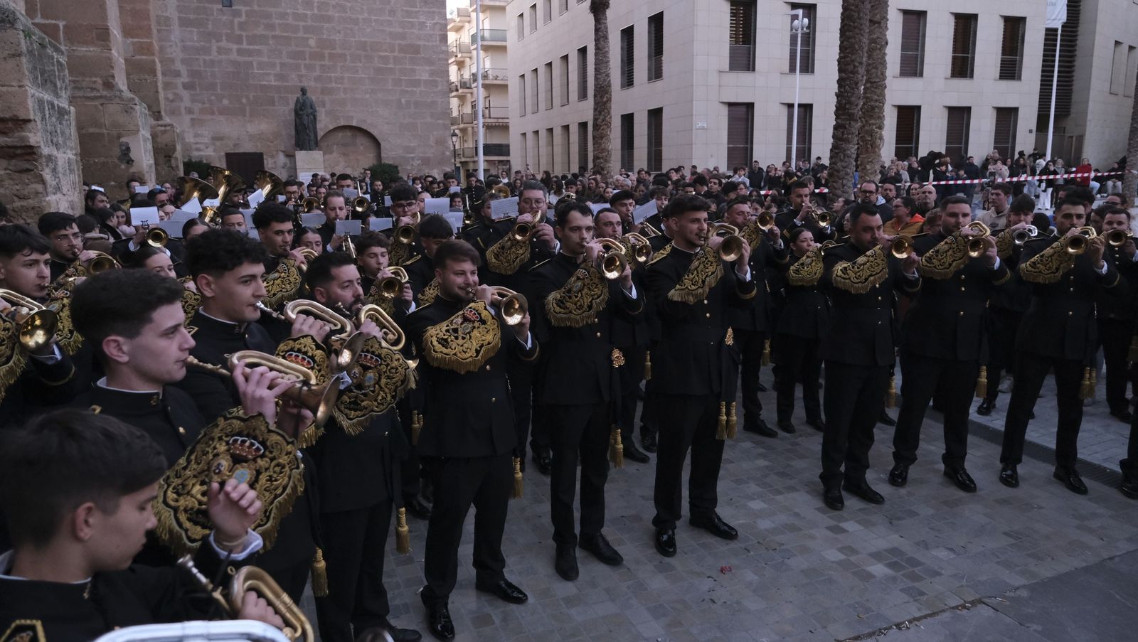 La Banda de Cornetas y Tambores Nuestra Señora del Carmen arropa al Cristo de Medinaceli, en imágenes
