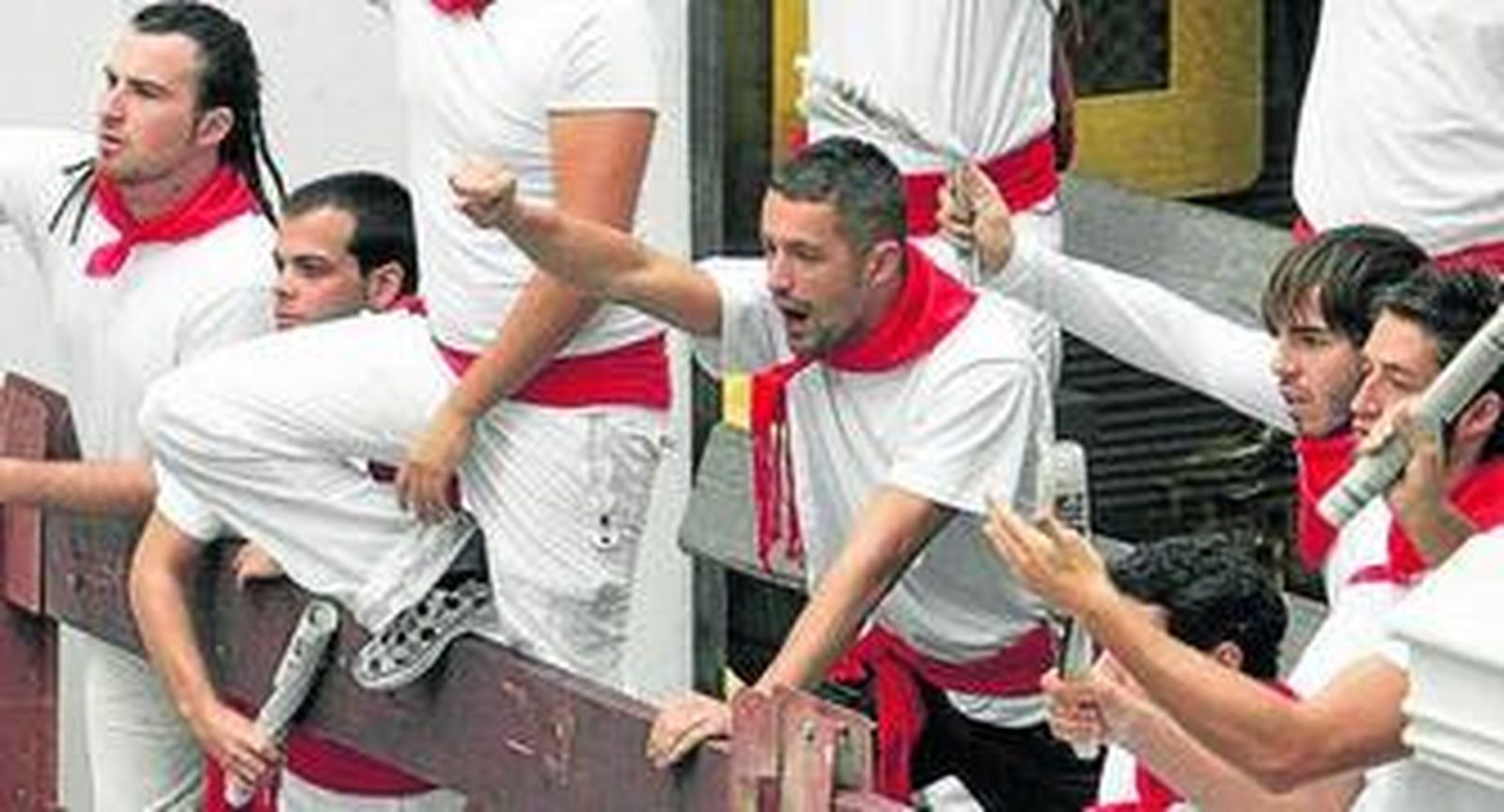Extras ataviados como pamplonicas durante el rodaje gaditano.