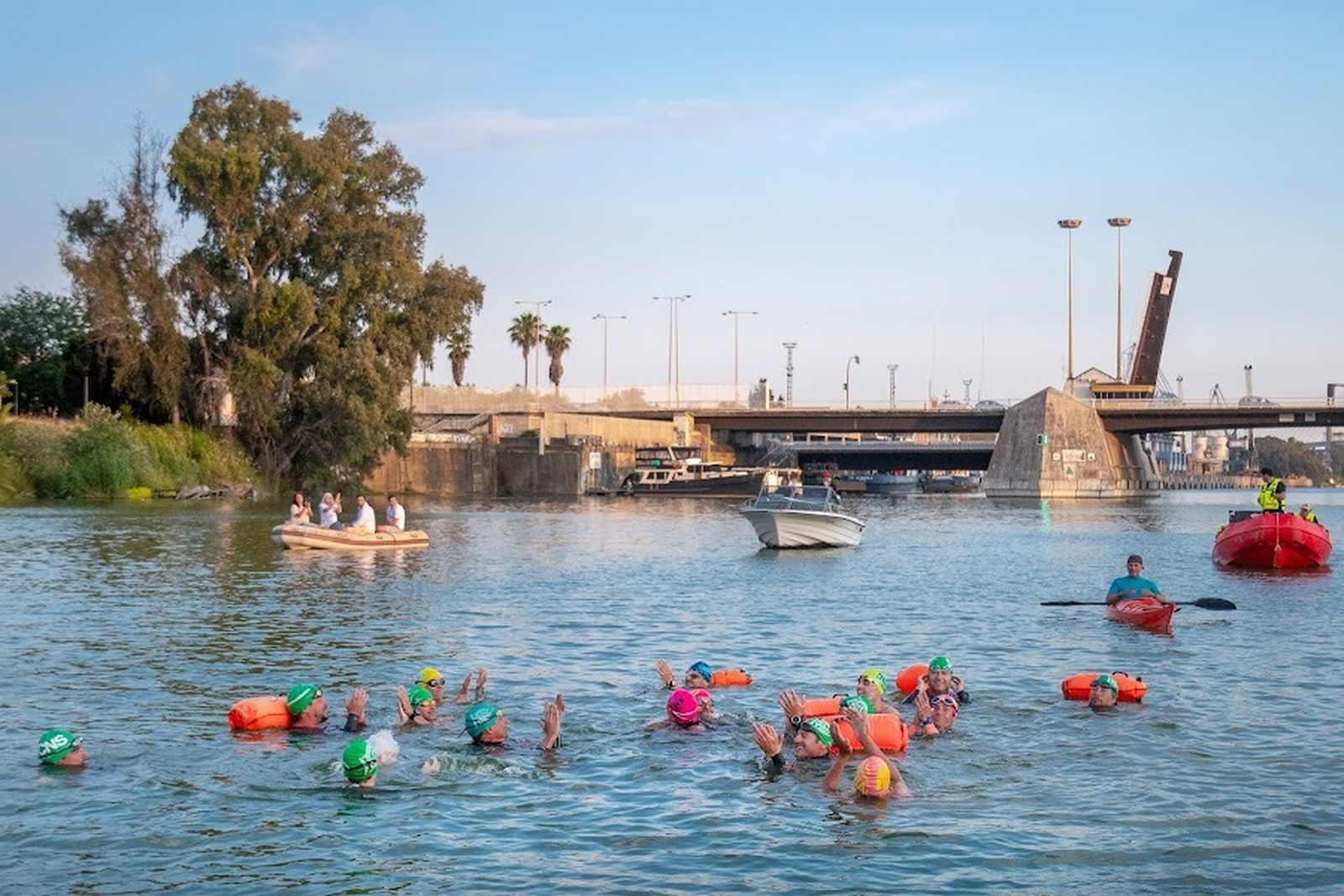 Triatlón a lo largo del Guadalquivir a beneficio de la Fundación Vicente Ferrer