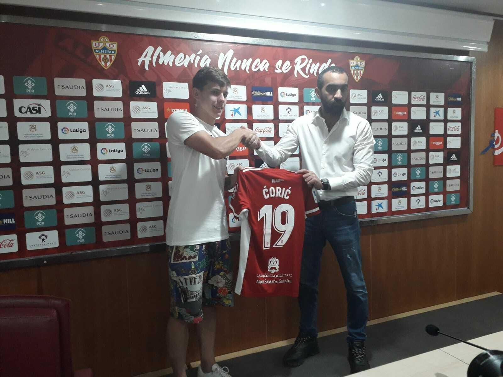 Coric estrecha la mano de Mohamed El Assy en su presentación como rojiblanco