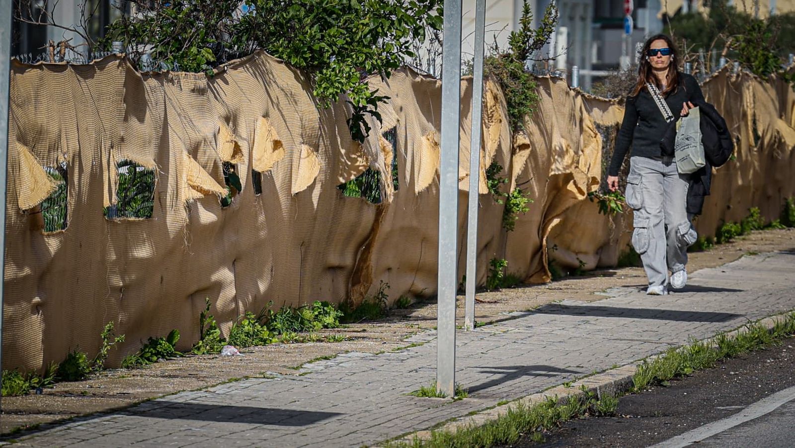 La avenida de los Astilleros, donde se aprecia el apaño para intentar aislar la vía del tren.