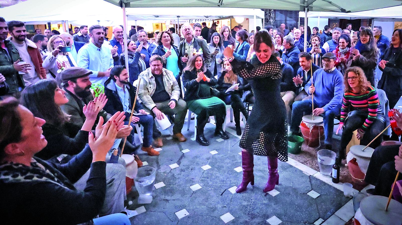 Gran ambiente en una zambomba de Jerez.