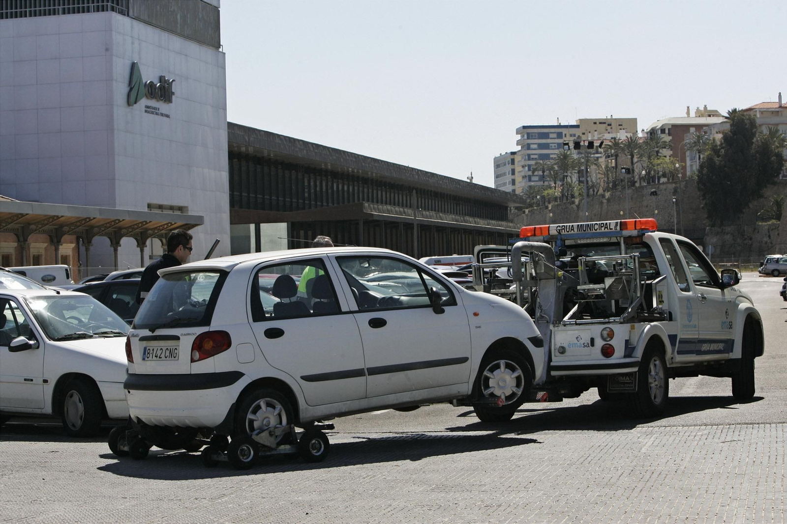 La grúa municipal se lleva un coche mal aparcado.