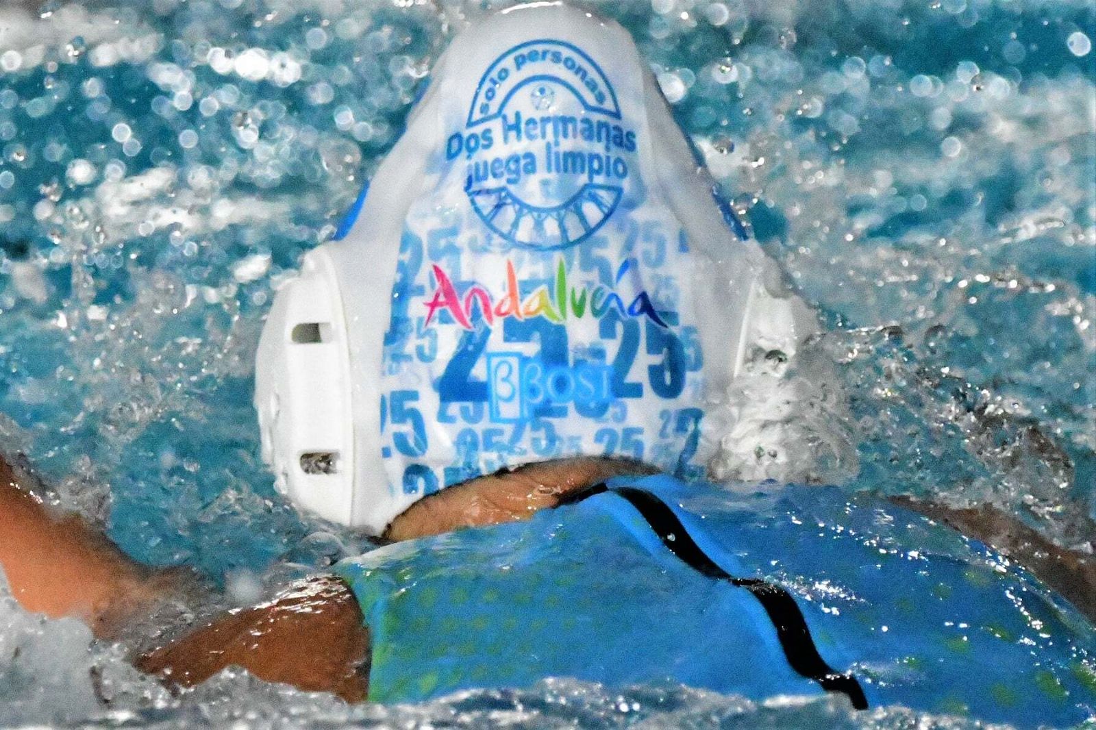 María Fernanda de Novales, con el gorro del CW Dos Hermanas PQS.