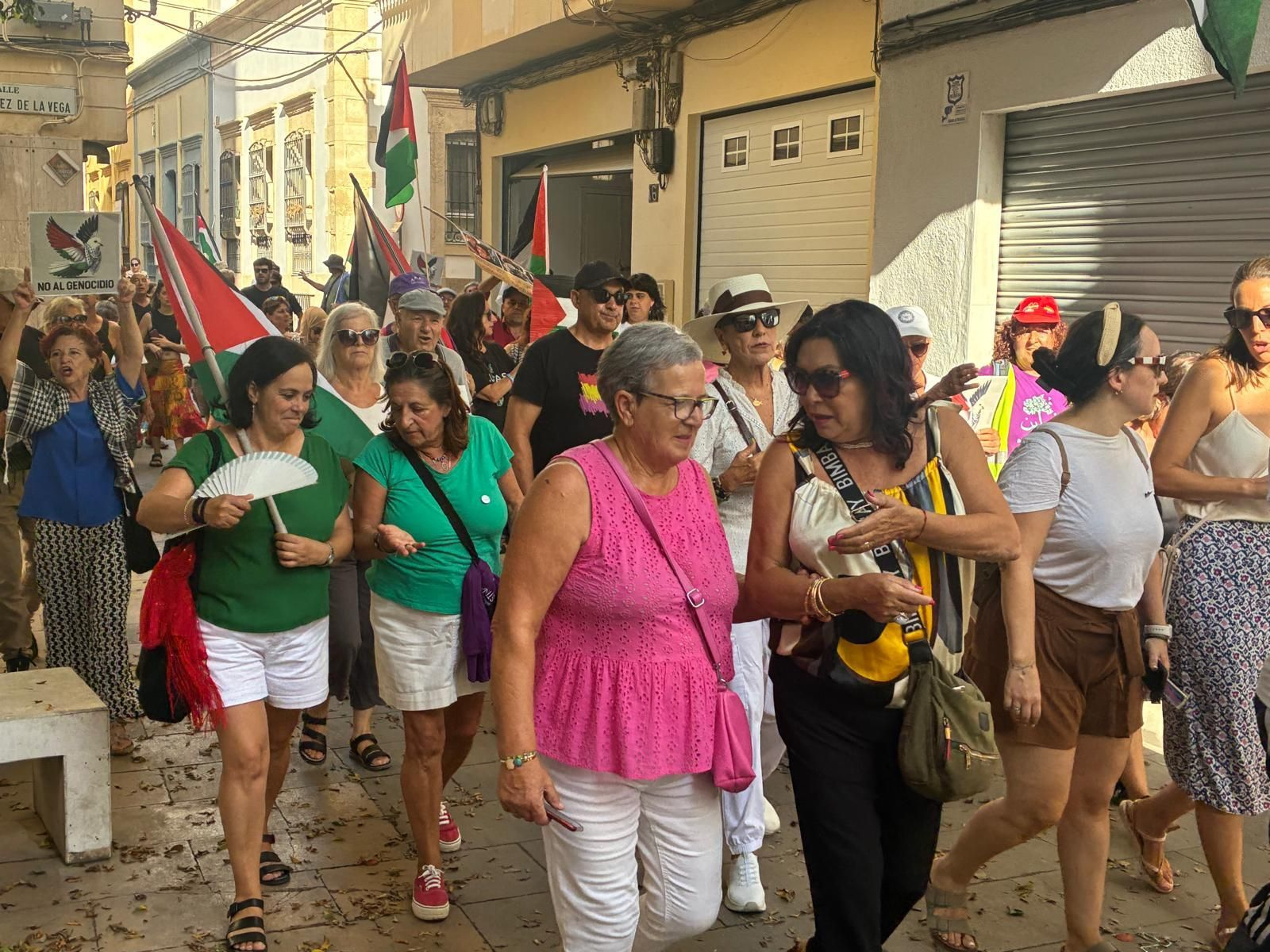 La manifestación de Almería y sus barrios contra el genocidio en Palestina, en imágenes