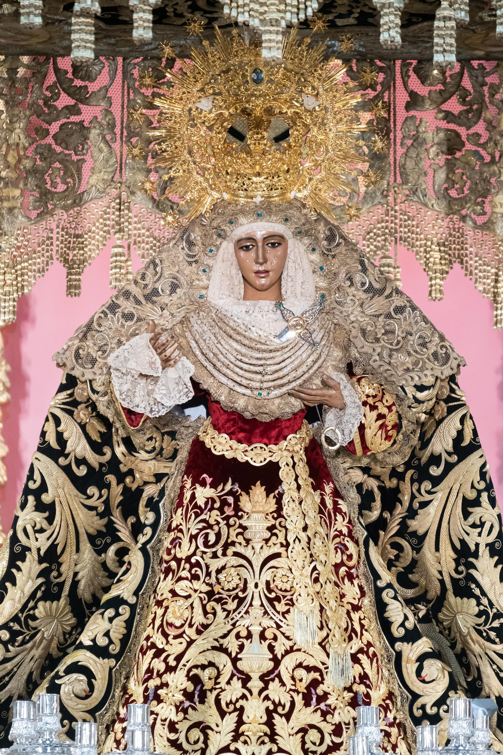 La Esperanza de Triana en su paso de palio, en imágenes